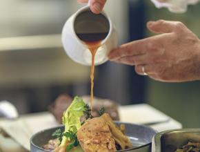 verser la sauce sur le pot au feu