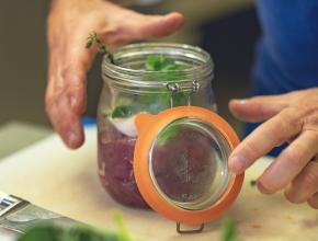 Les foies de volaille sont mis en bocal pour mise en conserve.