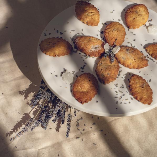 madeleiine à la lavande, amandes et fleurs de sel pays cathare
