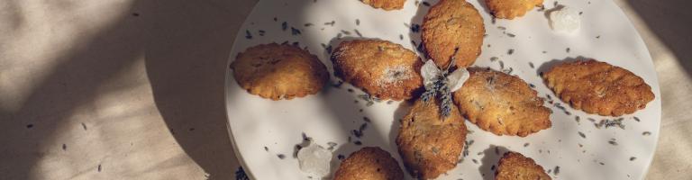 madeleiine à la lavande, amandes et fleurs de sel pays cathare