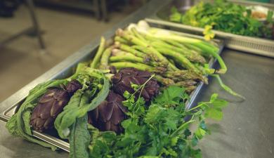 plat d'artichauts violets et d'asperge marque Pays Cathare