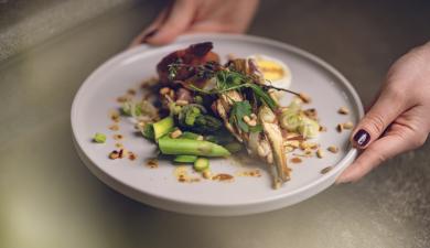 Salade de foies de volaille, artichauts violets et asperges.