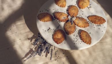 madeleiine à la lavande, amandes et fleurs de sel pays cathare